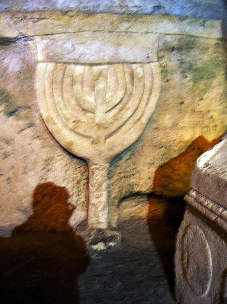 Бейт Шеарим. Светильник в пещере гробов