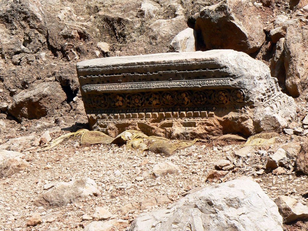 Остатки фриза храма Августа.