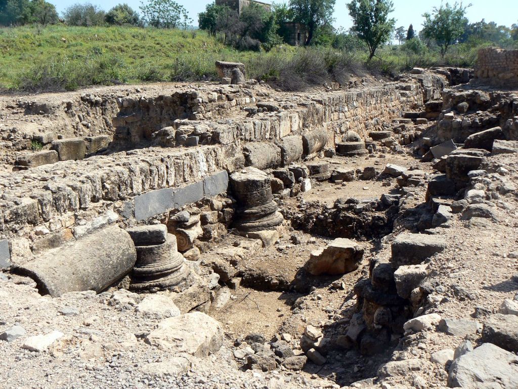 Раскопки Кардо в римском городе.