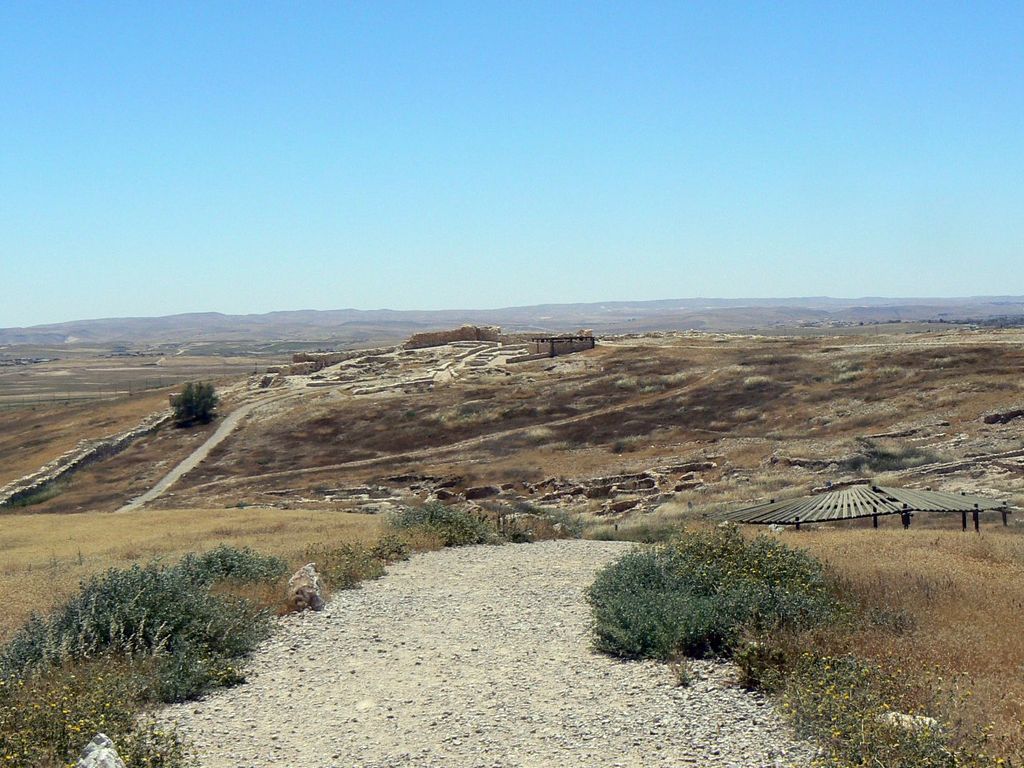 Тель Арад. Вид на ханаанский город из израильской