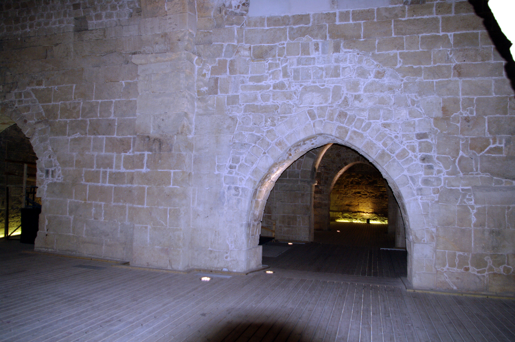 Акко. Подземный город крестоносцев. Многочисленные арки в рыцарских