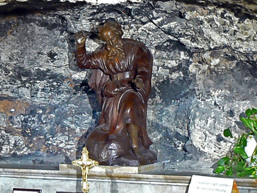 Фигура Ильи Пророка в пещере под алтарем.