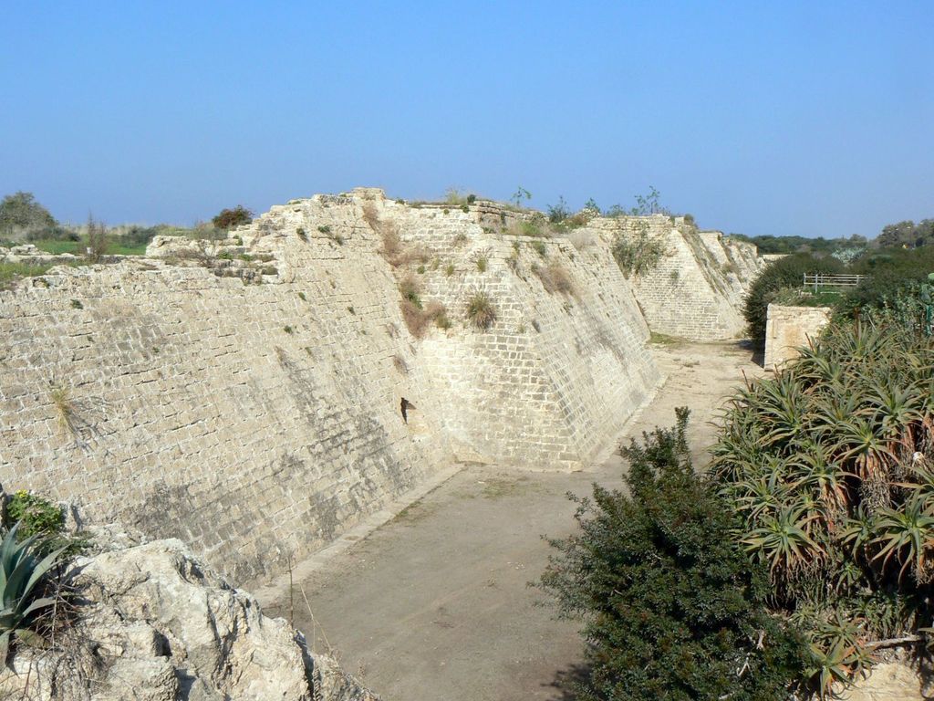 Кейсария. Стены города крестоносцев.