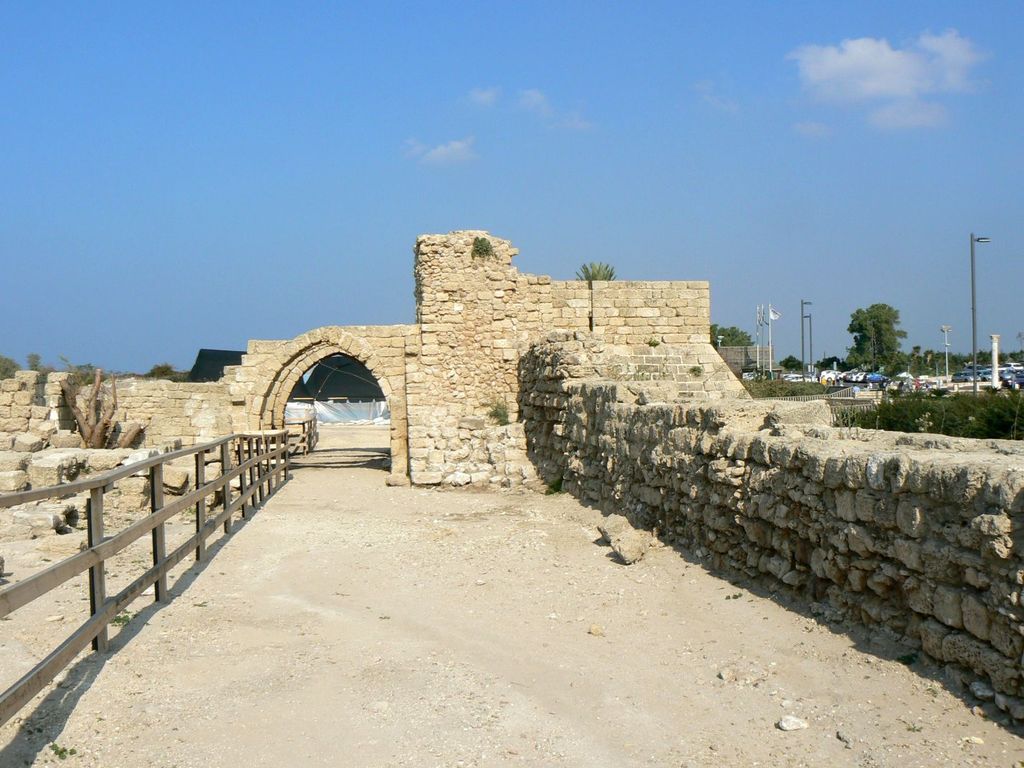 Кейсария. Арки на стенах средневекового города.