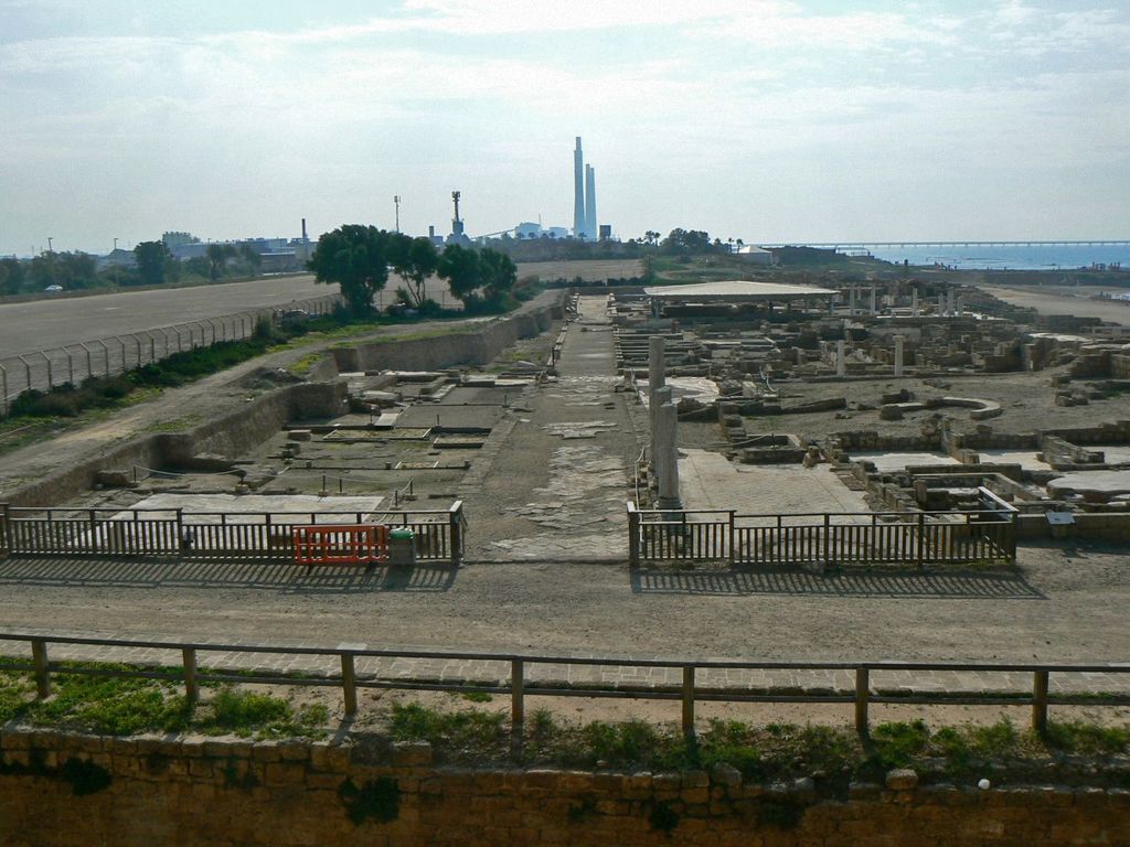 Кейсария. Вид на римско-византийский город и главную улицу