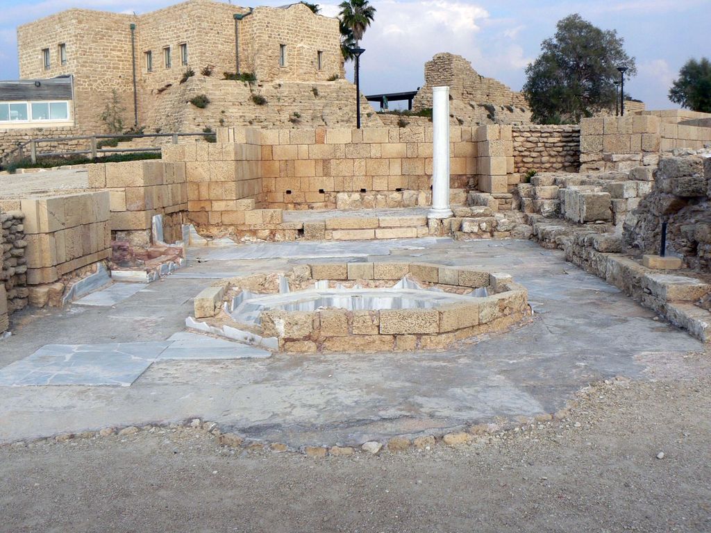 Кейсария. Мраморный бассейн в римском городе.