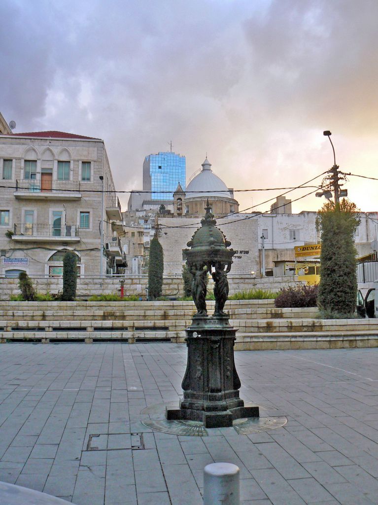 Хайфа. Вид от Парижской площади на купол маронитской