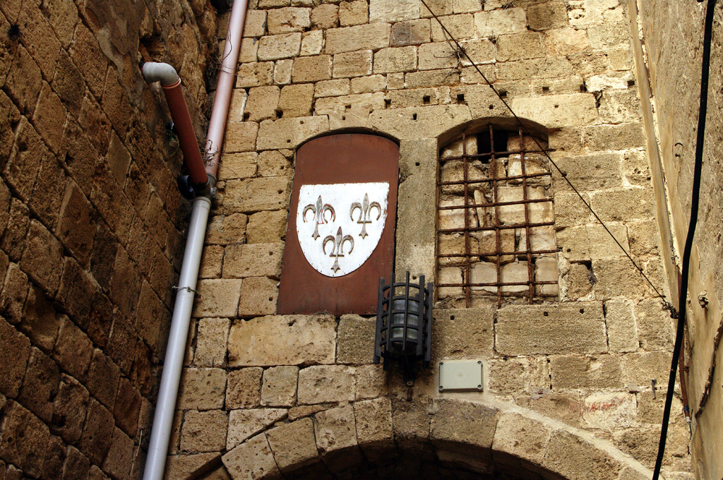 Акко. Лилии французской короны - память  о