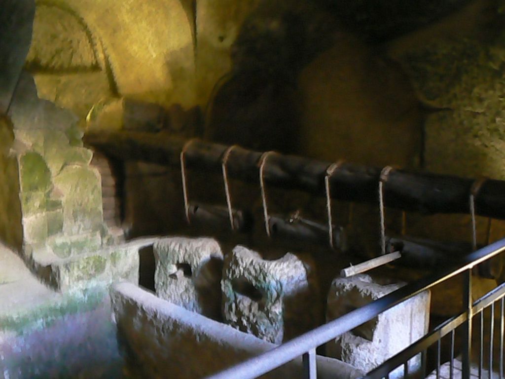 Масляный пресс в пещере.