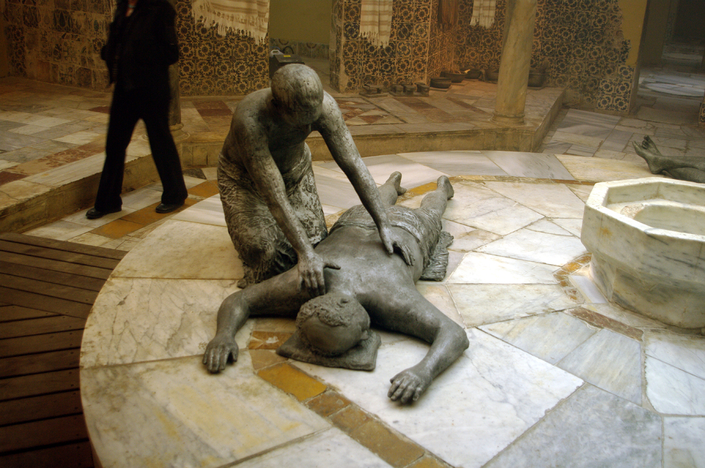 В бывшей парной турецких бань г.Акко установлены скульптуры