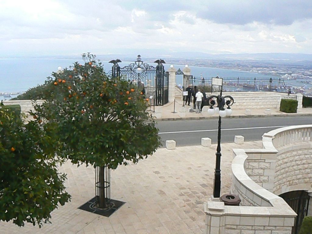 Хайфа. Ворота Бахайского сада и вид на Хайфский