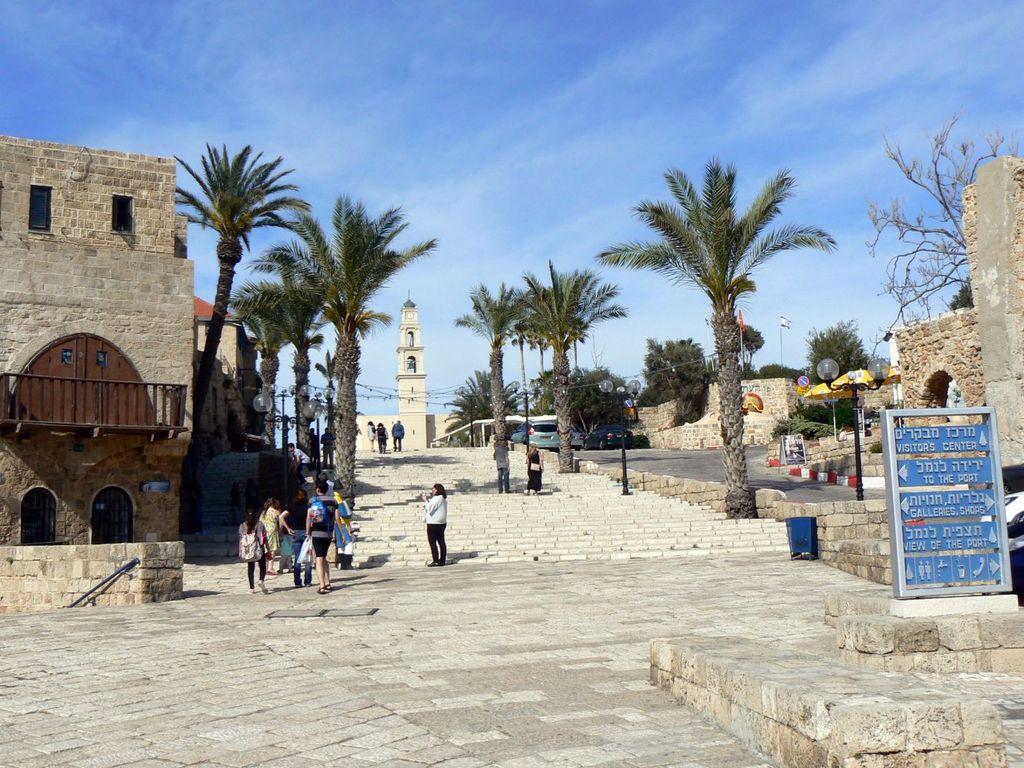 Вид на площадь и церковь Св. Петра.