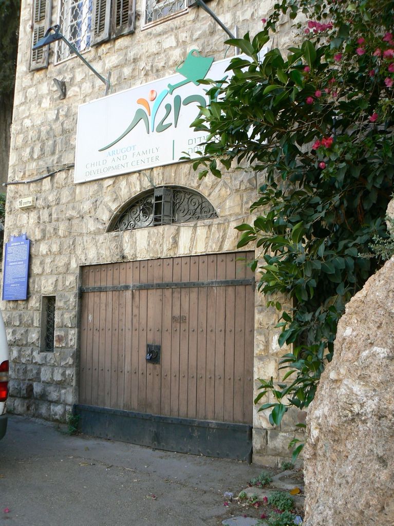 Один из первых гаражей в Хайфе (в доме