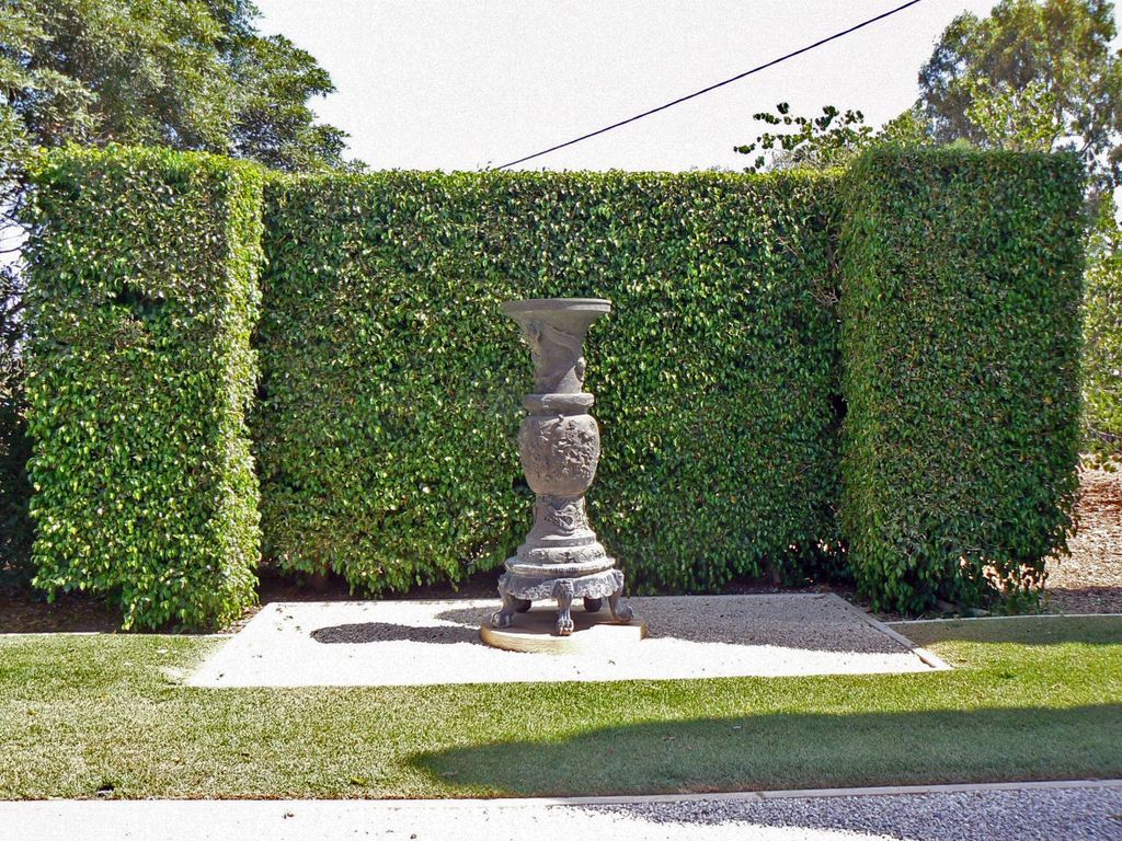 Ваза при входе в Бахайские сады в Акко.