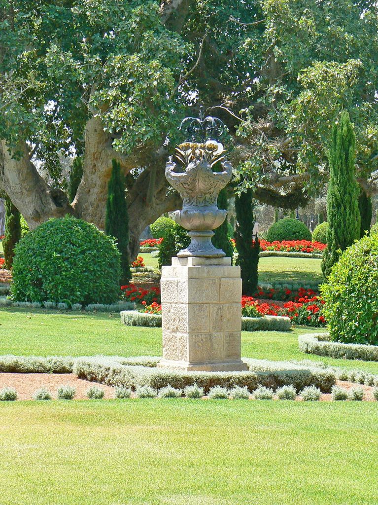 Садовое украшение в Бахайском саду в Акко.