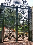 Ворота с лилиями.