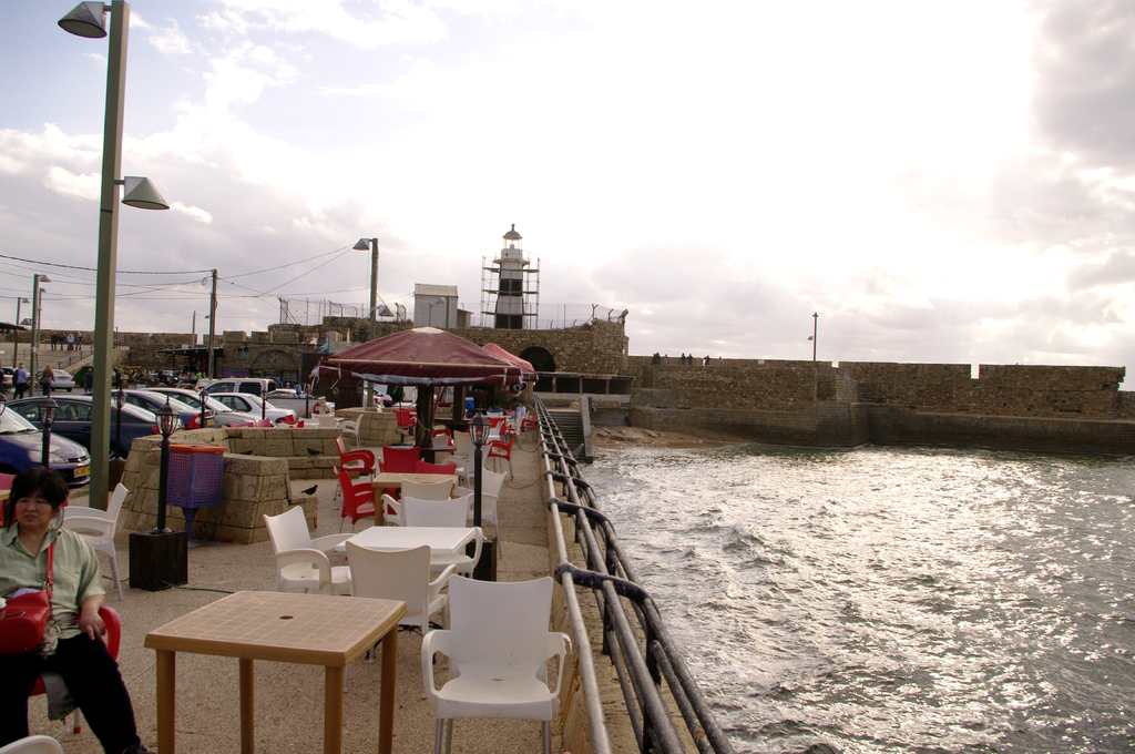 Набрежная Старого Акко. Маяк находится на самом кончике