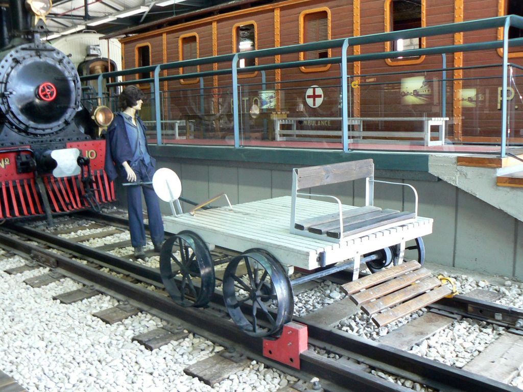 Ручная дрезина для проверки исправности путей.