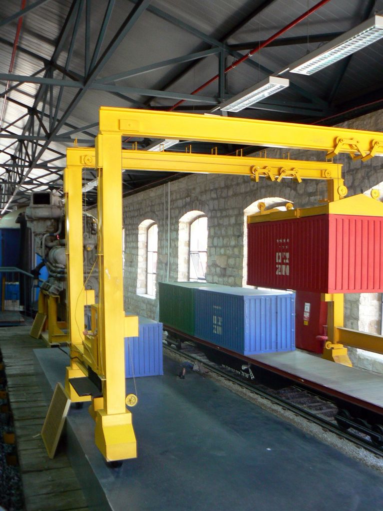 Макет подъемника контейнеров.