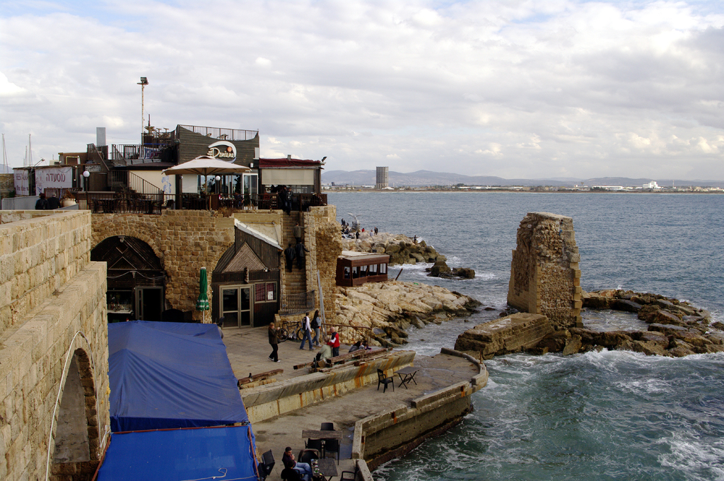 Старый Акко. Набережная. В древние руины живописно вписались