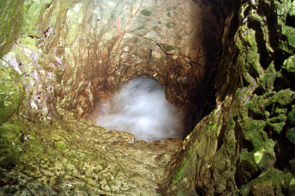 Рош Ха-Никра. При очередной волне в "маленькие" гроты