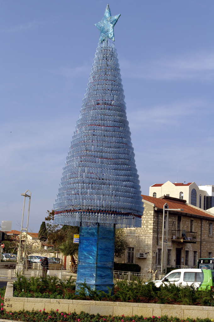 Ёлка из пустых пластиковых бутылок в районе бывшей