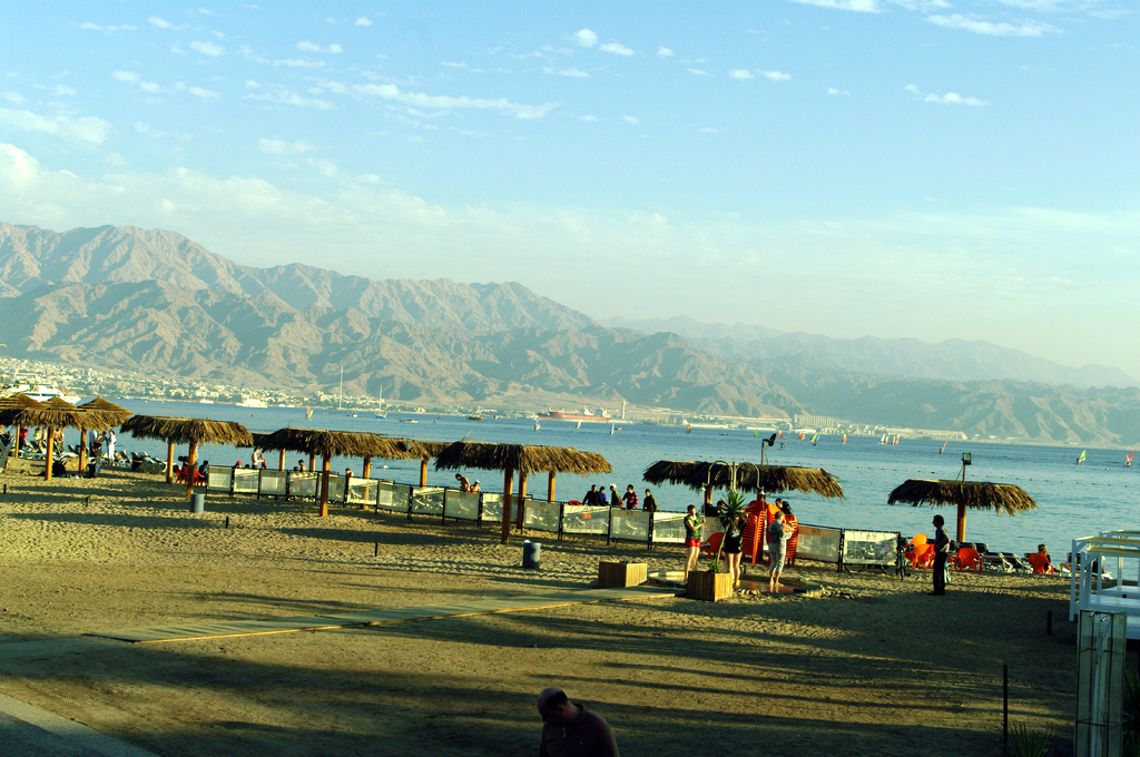 Северные пляжи Эйлата. Вдали видна Акаба (Иордания).