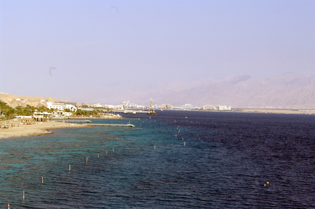 Вид на Эйлат с обзорной площадки подводной обсерватории.