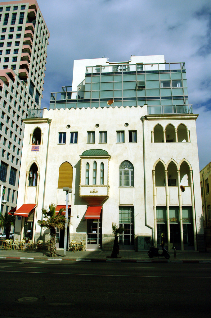 Необычный дом на ул. Алленби 9. Сочетание греческих