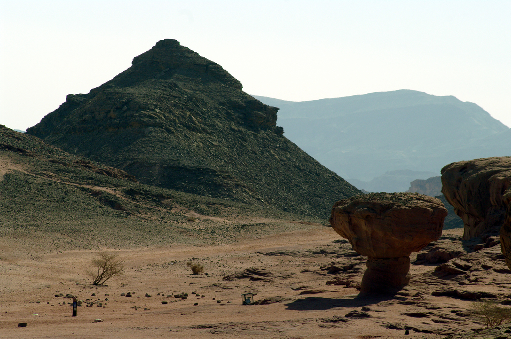 Скала-гриб в парке Тимна. Результат неравномерной эрозии скалы: