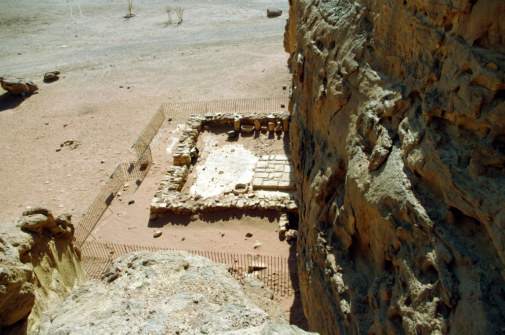 Остатки древнего египетского храма богини Хатор в парке