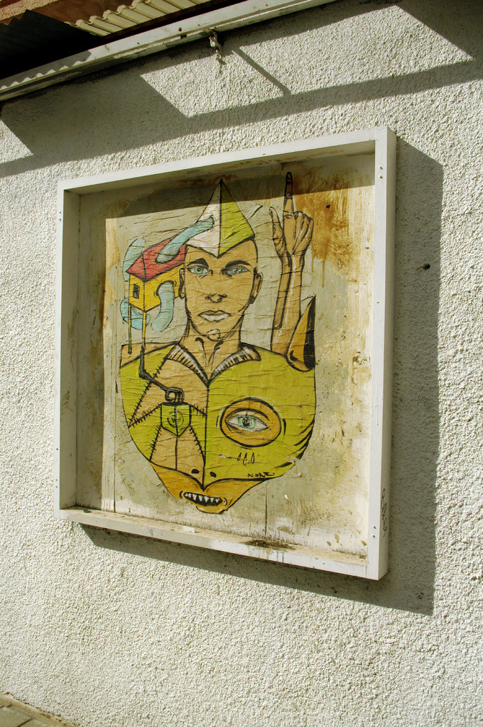 Такая картина висит прямо на одной из улиц