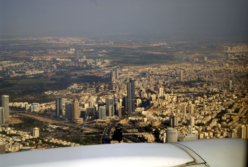 Под крылом самолета - небоскребы Тель-Авива. Черная круглая