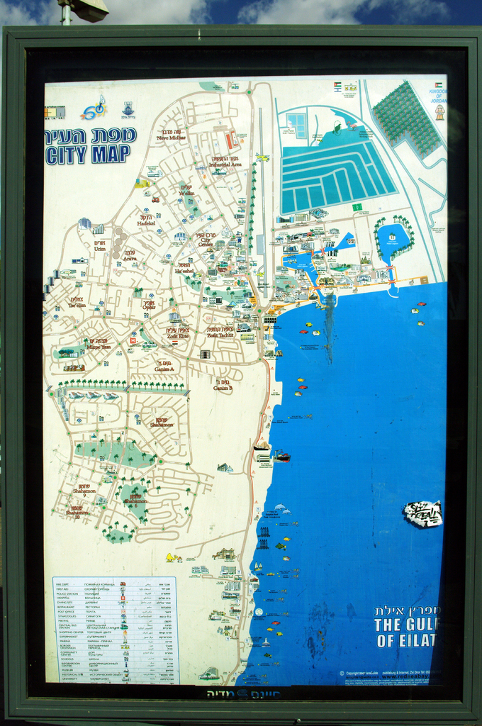 Карта Эйлата на муниципальном стенде.