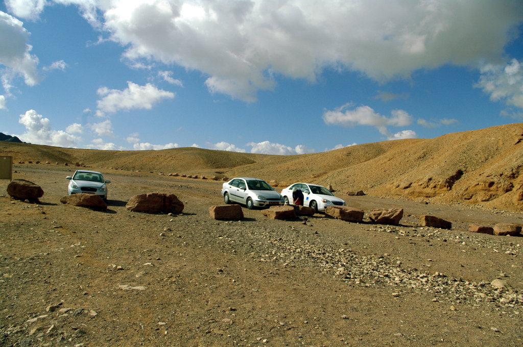 Сюда ведет съезд с дороги N12. Проехать до