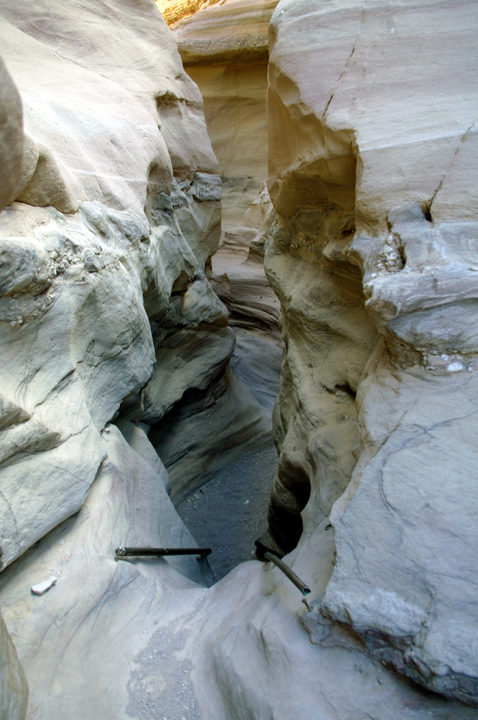 В наиболее "неудобных" для прохода местах в каньоне