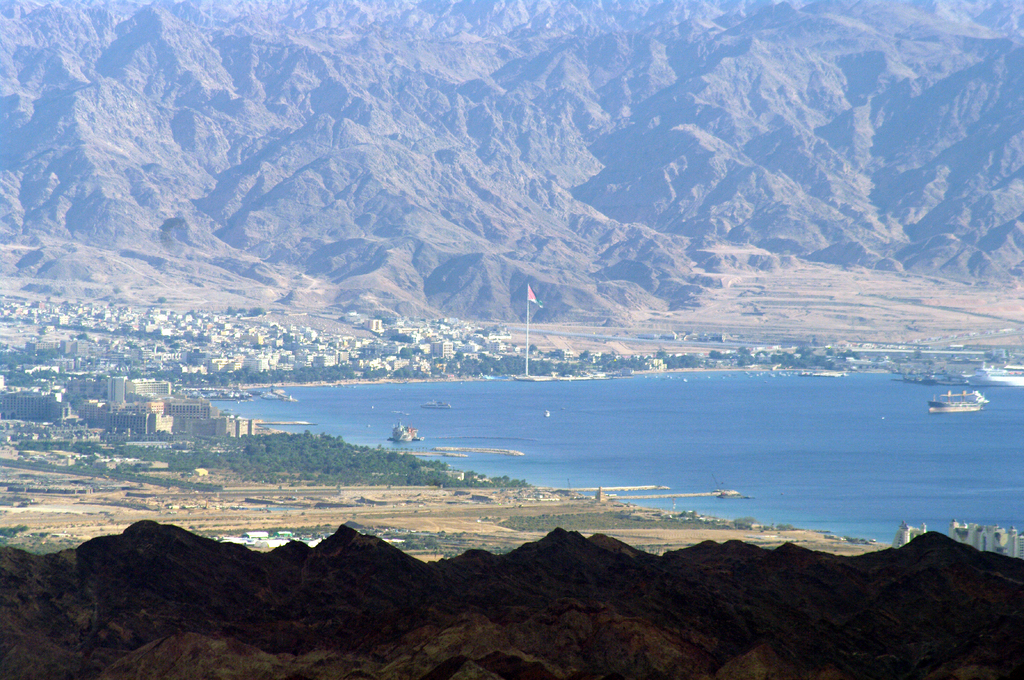 Эйлат - сразу под горой, справа видны крыши