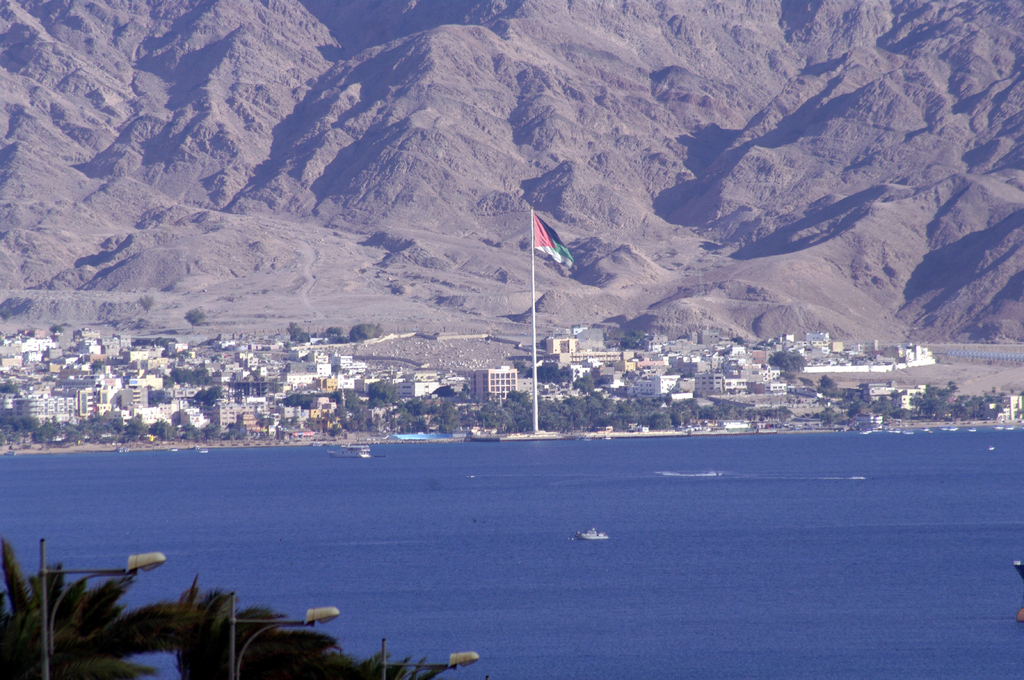 Акаба знаменита своим гигантским флагом Иордании. Высота флагштока