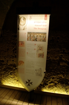 Акко. Подземный город крестоносцев. Вот такие информационные табло в виде крестоносского щита.