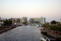 В центре Эйлата сделана такая уютная бухточка для швартовки маломерных судов.