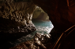 Рош Ха-Никра, гроты. Этот грот состоит из большого зала, примыкающего непосредственного к морю, и узкого прохода в другое расширяющееся помещение.