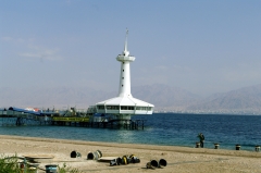 Вот она - подводная обсерватория. Это - ее надводная часть. На верхней обзорной площадке видны люди. Оттуда одновременно можно увидеть берега четырех государств: Израиля, Египта, Саудовской Аравии и Иордании.