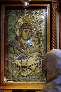 Икона Богоматери из Храма Рождества считается чудотворной. Пишут, что это - единственная икона, на которой Дева Мария улыбается.