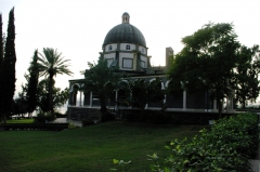 Церковь на горе Блаженств на берегу озера Кинерет. Архитектор - Антонио Барлуцци.