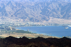 Эйлат - сразу под горой, справа видны крыши гостиниц. А прямо - иорданский город Акаба, сосед Эйлата.