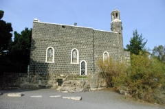 Церковь первенства Святого Петра на берегу Галилейского моря. Видно, что уровень воды в озере сильно упал: раньше она доходила до самых ступеней.