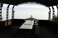 Трапезная православного монастыря 12 апостолов на берегу Галилейского моря. А, может быть, это и не трапезная, а просто красивый выход монастыря к Галилейскому морю, где можно посидеть и насладиться окружающей красотой.