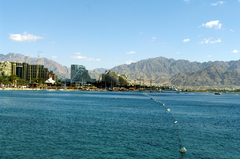 Полоса северных пляжей Эйлата протянулась вдоль променада и ряда фешенебельных гостиниц. Но тут песчаное дно и кораллов совсем нет. Они - на южных пляжах, в направлении пропускного пограничного пункта Табо.