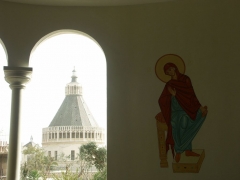 Вид на базилику Благовещения из Международного центра «Мария из Назарета». 