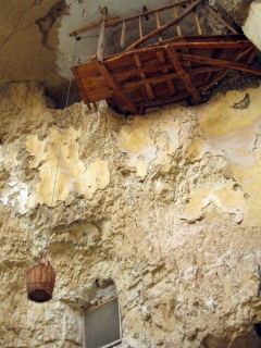 Келья монаха-затворника. Общение с миром происходит через специальную корзину.